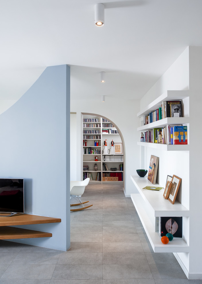 Ispirazione per un soggiorno design di medie dimensioni e aperto con pareti multicolore, parquet chiaro e TV a parete