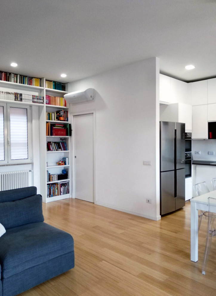 Idee per un grande soggiorno moderno aperto con pareti bianche, parquet chiaro, TV a parete e pavimento beige