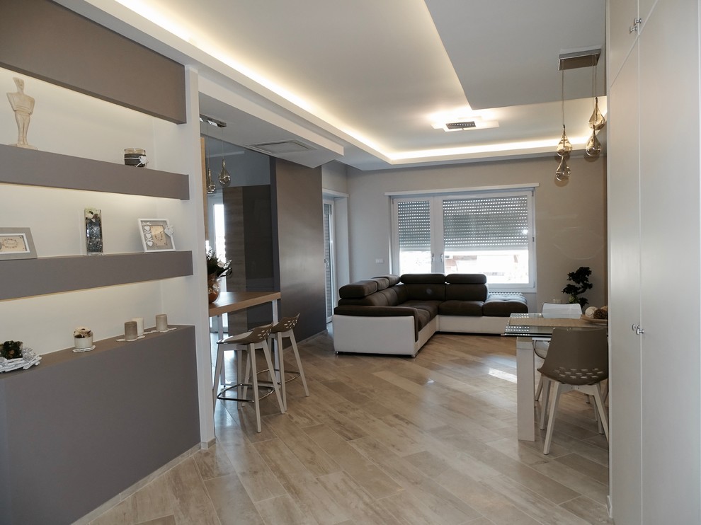Großes Modernes Wohnzimmer mit Porzellan-Bodenfliesen und Gaskamin in Rom