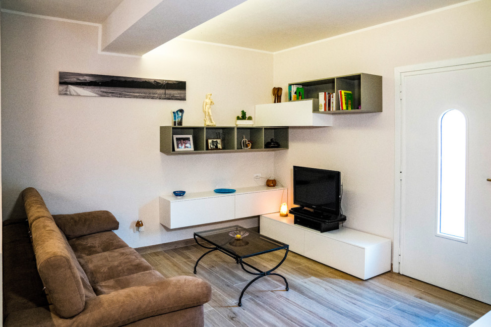 Idee per un soggiorno design di medie dimensioni e aperto con pavimento marrone, pareti bianche e pavimento in gres porcellanato