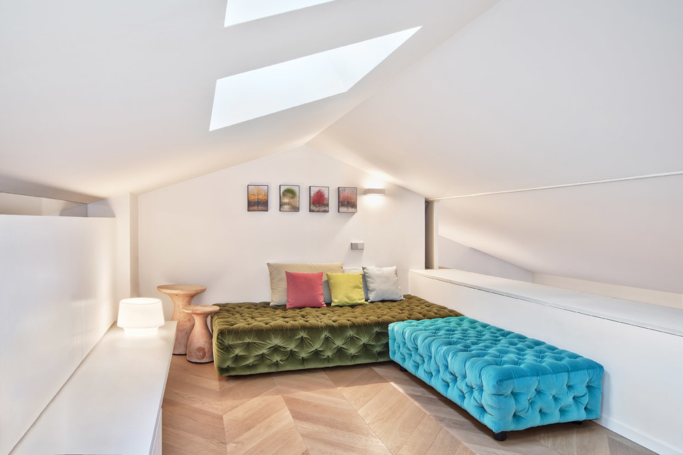 Diseño de sala de estar tipo loft actual de tamaño medio con paredes blancas y suelo de madera clara