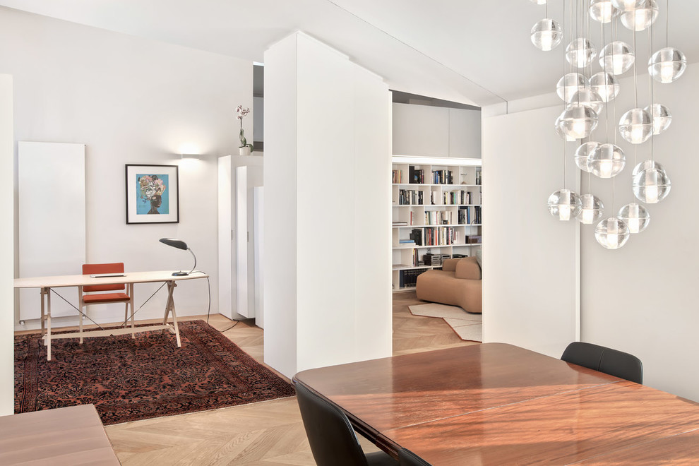 Cette image montre un salon design de taille moyenne avec un mur blanc et parquet clair.