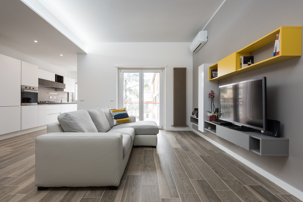 Offenes Modernes Wohnzimmer mit grauer Wandfarbe und Multimediawand in Rom