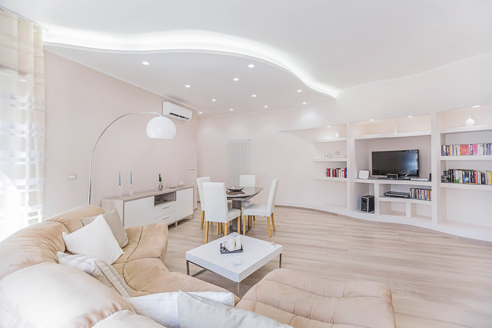 Skandinavisches Wohnzimmer mit rosa Wandfarbe, Porzellan-Bodenfliesen und beigem Boden in Neapel