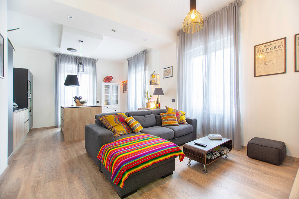 Esempio di un soggiorno scandinavo aperto con pareti bianche, parquet chiaro e pavimento beige