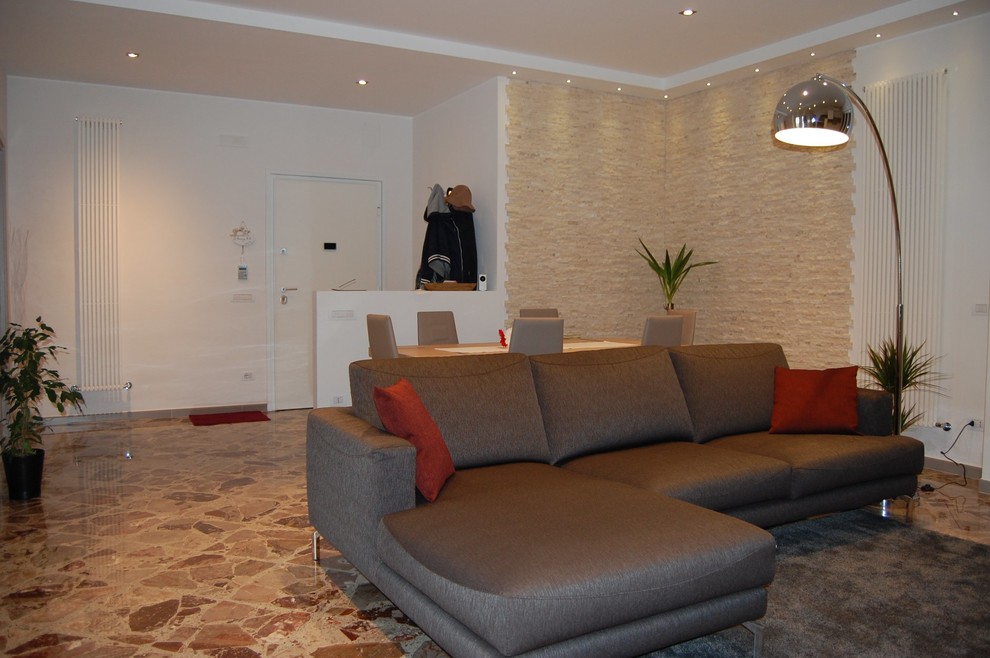 Immagine di un soggiorno moderno con pareti bianche