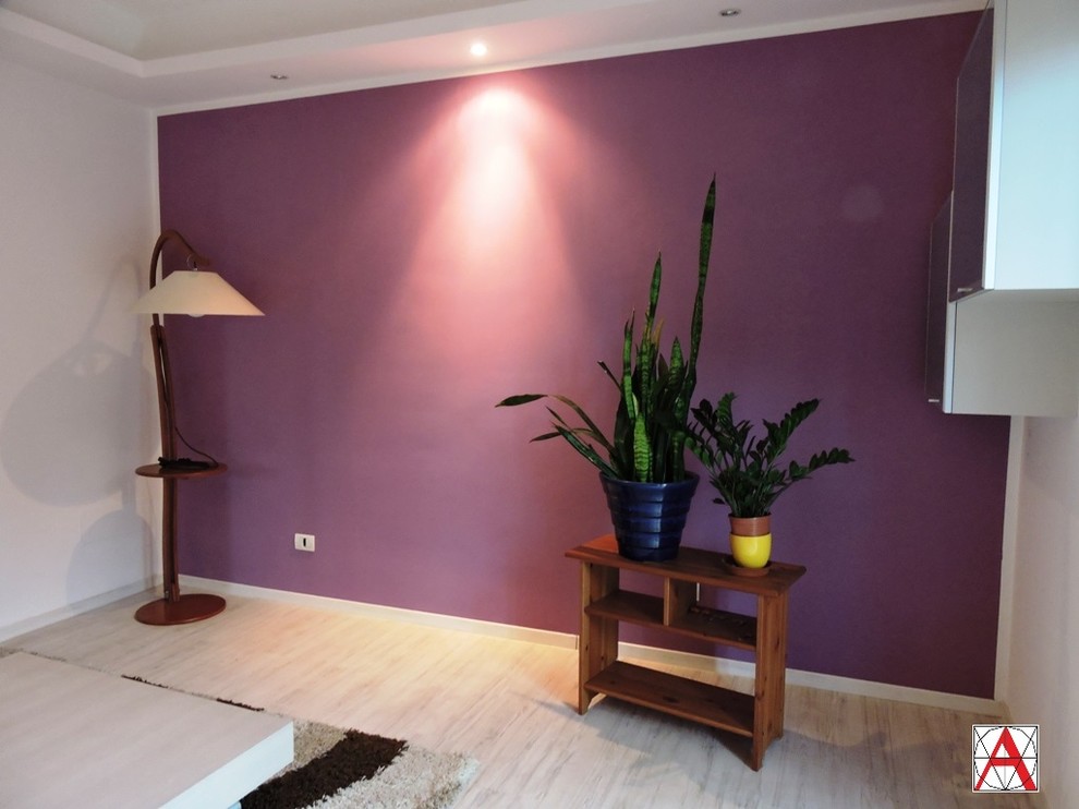 Стильный дизайн: гостиная комната в стиле модернизм с фиолетовыми стенами и светлым паркетным полом - последний тренд