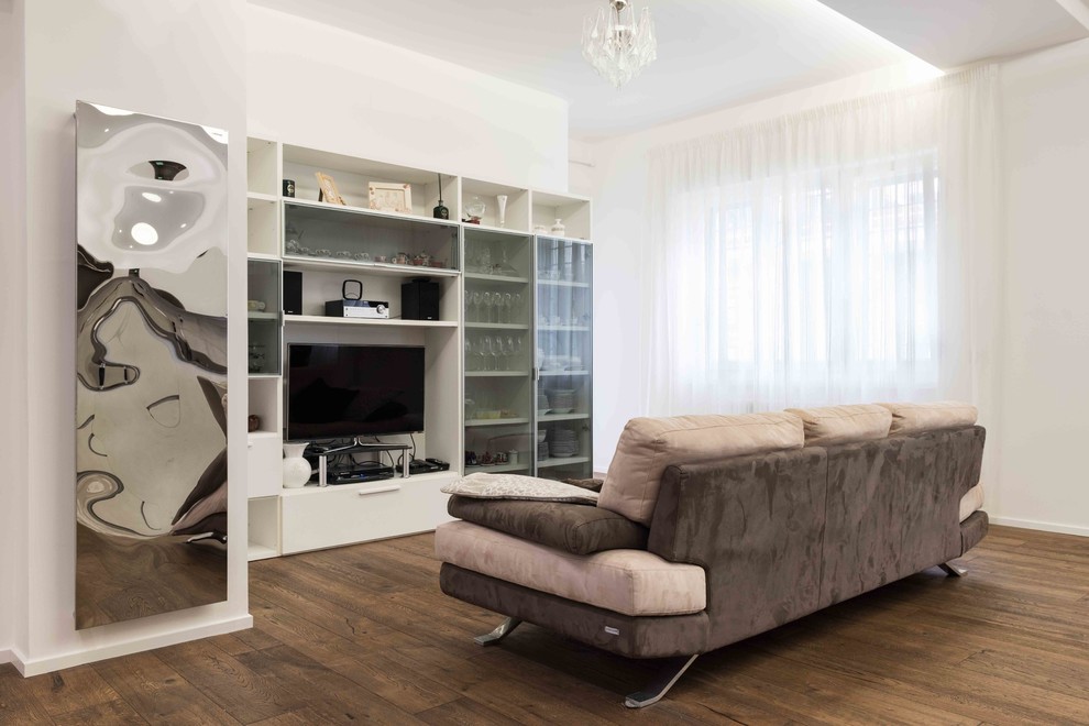 Idee per un soggiorno contemporaneo con pareti bianche, parquet scuro, parete attrezzata e pavimento marrone