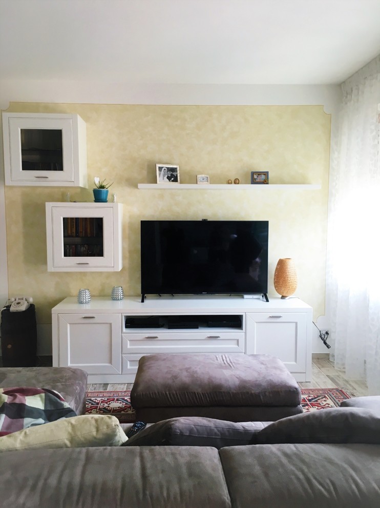 Idee per un soggiorno minimal aperto e di medie dimensioni con pareti gialle, TV autoportante, pavimento in gres porcellanato e sala formale
