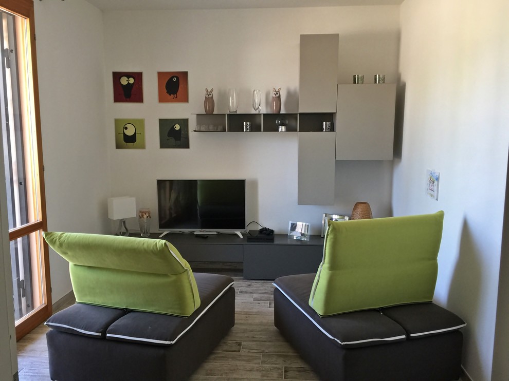 Ispirazione per un piccolo soggiorno minimalista chiuso con sala giochi, pareti bianche, pavimento in gres porcellanato e TV autoportante