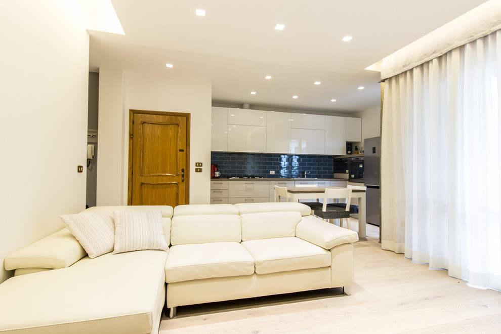 Foto de sala de estar actual grande con paredes blancas, suelo de madera clara y suelo blanco