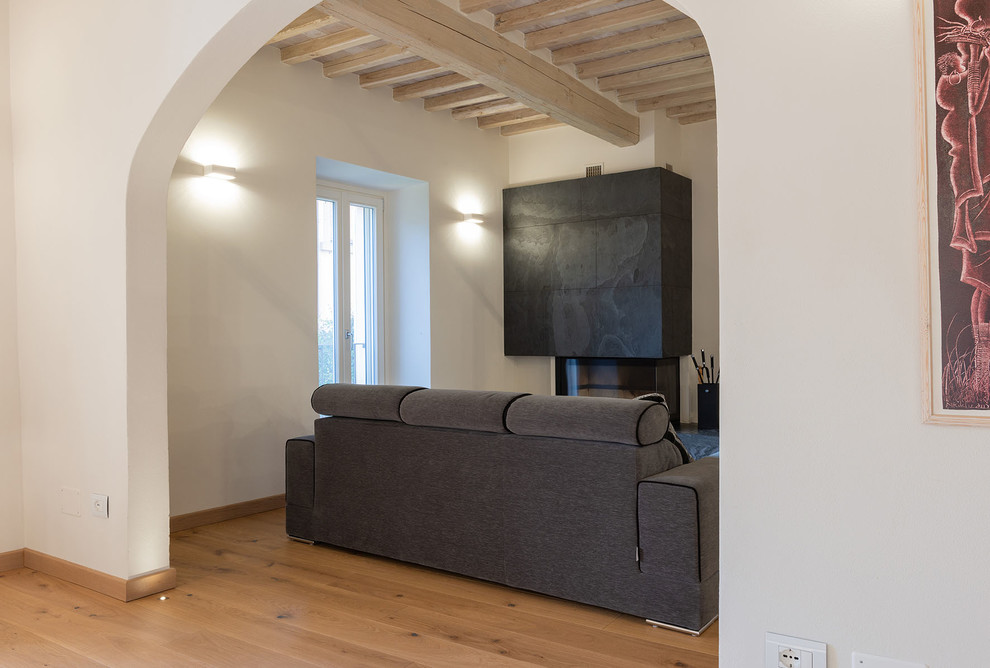 Идея дизайна: открытая гостиная комната среднего размера в стиле рустика с белыми стенами, светлым паркетным полом, двусторонним камином, фасадом камина из плитки и коричневым полом