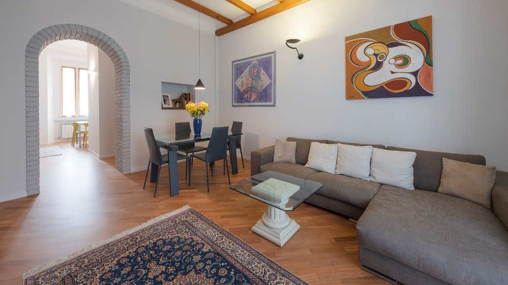 Idee per un soggiorno design chiuso con pareti bianche, pavimento in legno massello medio, pavimento marrone e tappeto