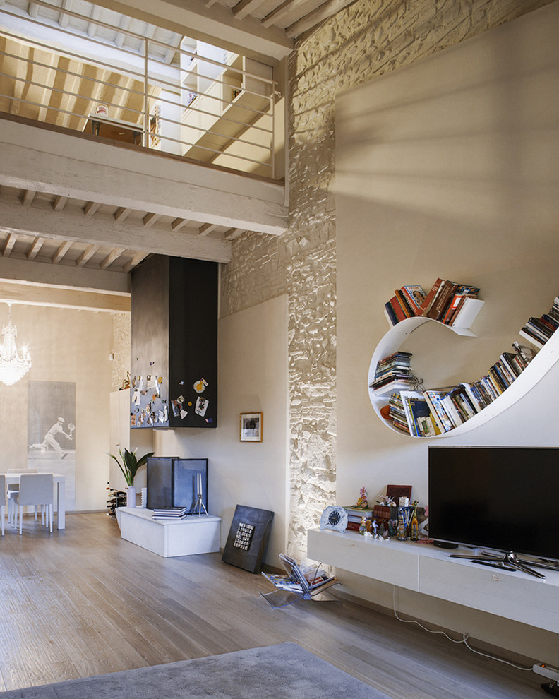 Exemple d'un grand salon tendance ouvert avec un mur beige, parquet clair et un téléviseur indépendant.