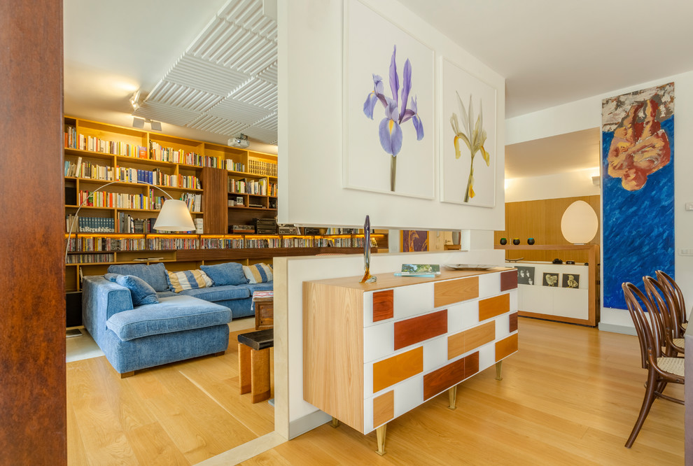 Idee per un soggiorno contemporaneo aperto con libreria, pareti bianche, pavimento in legno massello medio e pavimento marrone