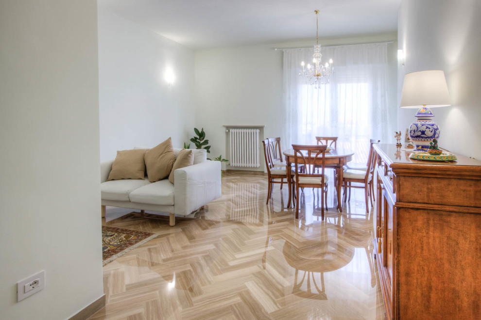 Foto di un grande soggiorno mediterraneo aperto con pareti bianche, pavimento in marmo, TV a parete e pavimento beige