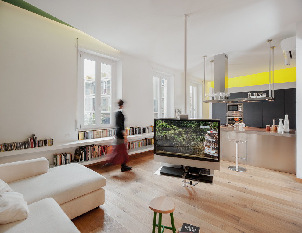 Modelo de sala de estar con biblioteca abierta contemporánea con suelo de madera clara y paredes blancas