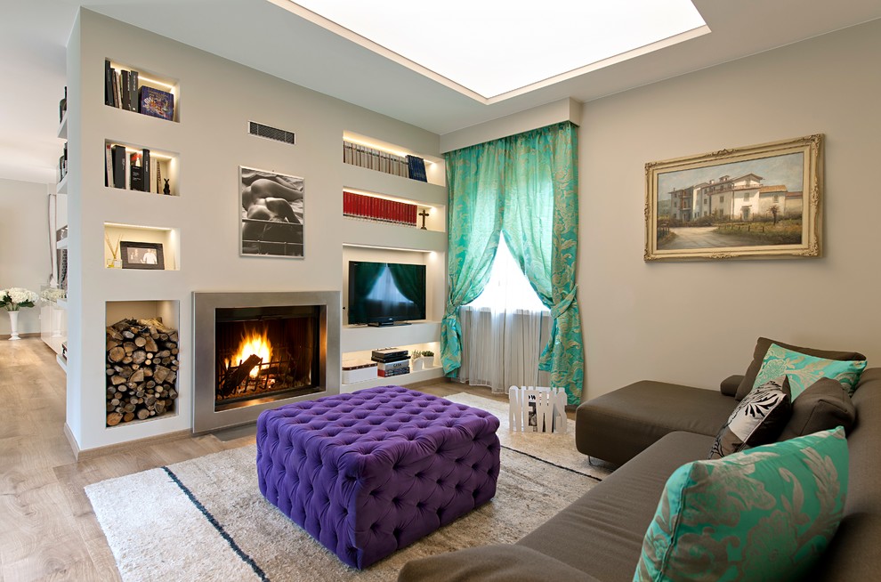 Imagen de salón abierto contemporáneo grande con paredes blancas, suelo de madera clara, chimenea lineal, marco de chimenea de metal y televisor independiente