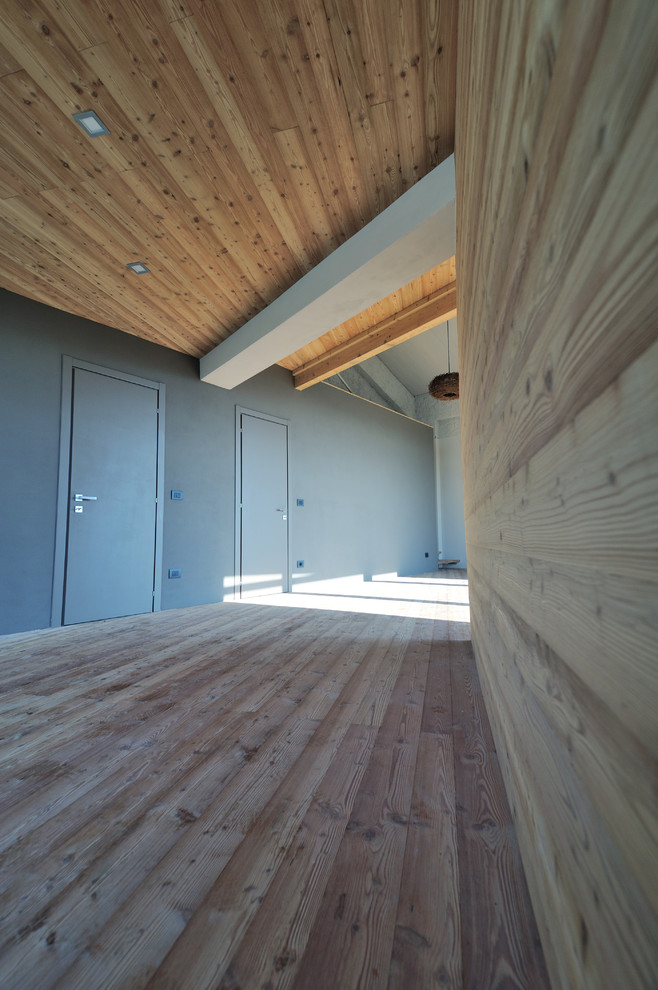 Modelo de salón contemporáneo con suelo de madera en tonos medios
