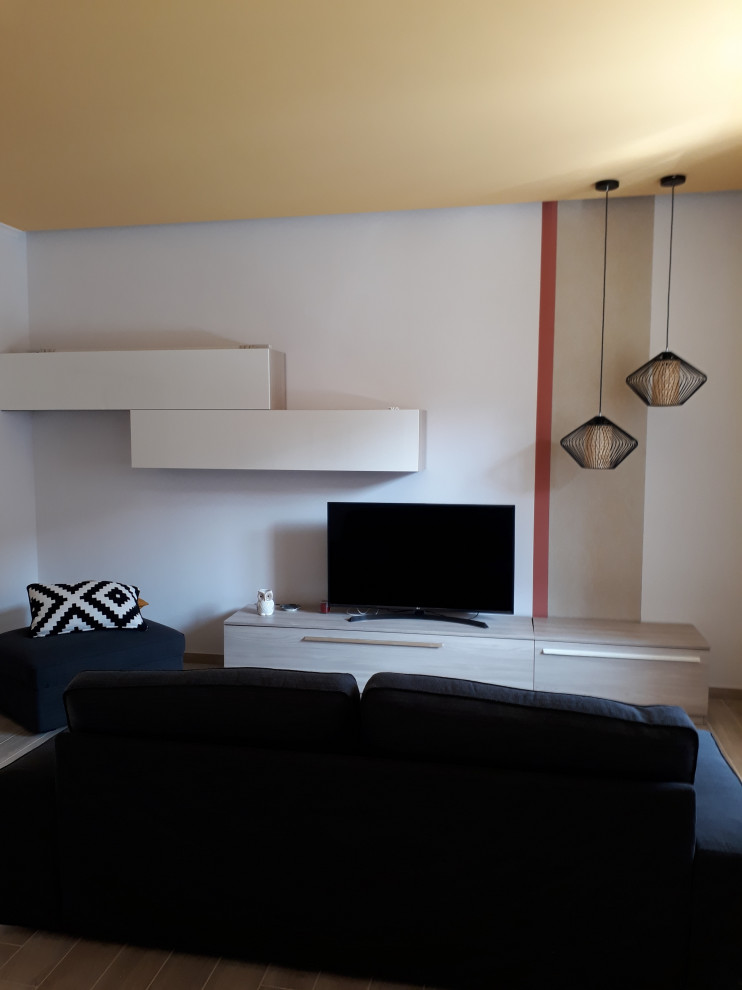 Imagen de salón abierto contemporáneo de tamaño medio con paredes blancas, suelo de baldosas de porcelana, pared multimedia y suelo beige