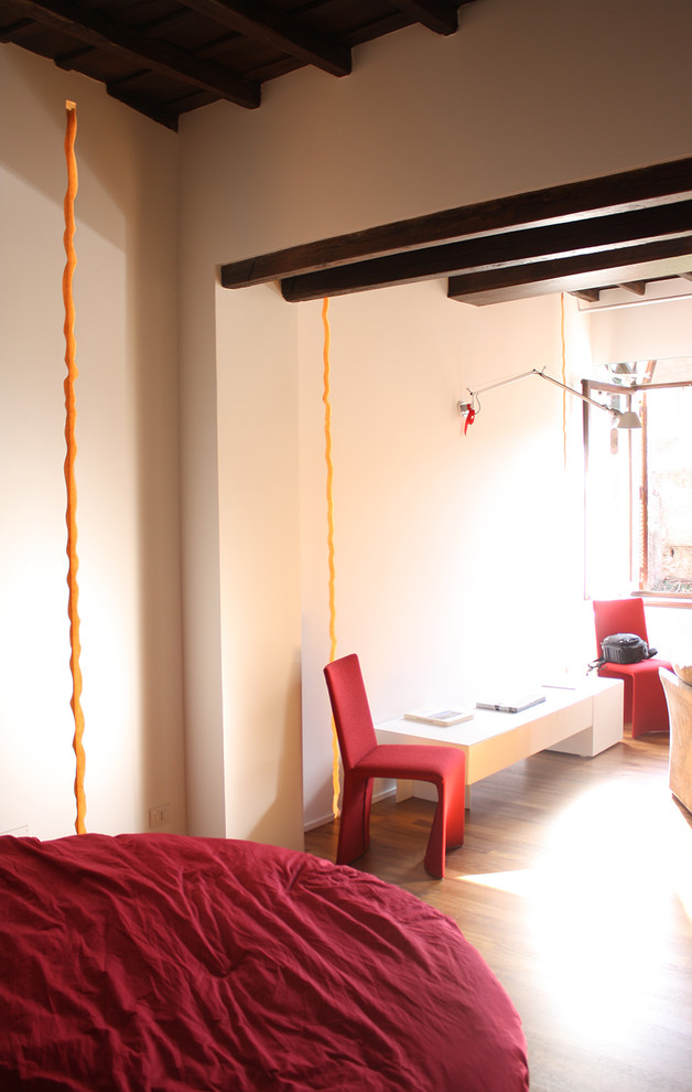 Kleines, Offenes Modernes Wohnzimmer mit weißer Wandfarbe, braunem Holzboden, Hängekamin und braunem Boden in Mailand