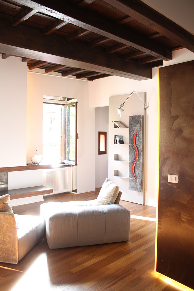 Foto di un piccolo soggiorno contemporaneo aperto con pareti bianche, pavimento in legno massello medio, camino sospeso e pavimento marrone
