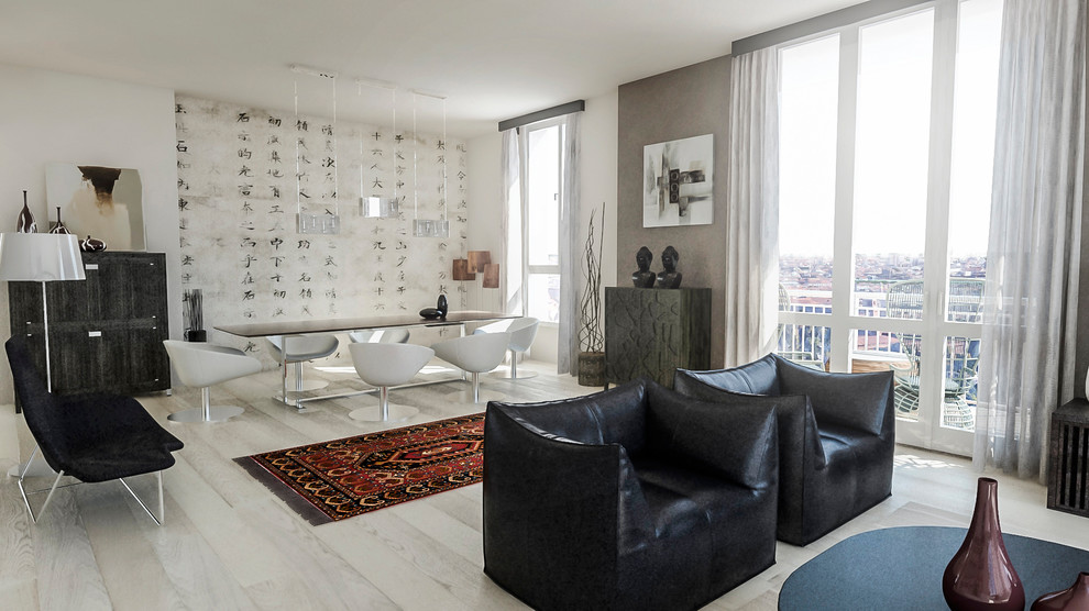 Große Moderne Bibliothek mit beiger Wandfarbe, hellem Holzboden, TV-Wand und beigem Boden in Mailand
