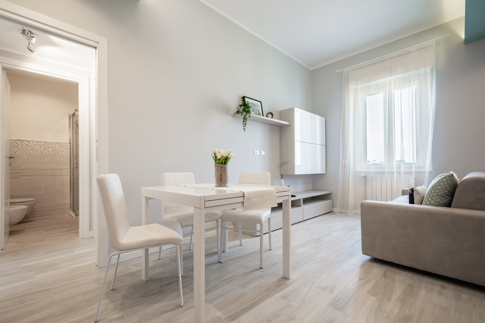 Diseño de salón abierto nórdico pequeño con suelo de baldosas de porcelana, suelo beige y paredes grises