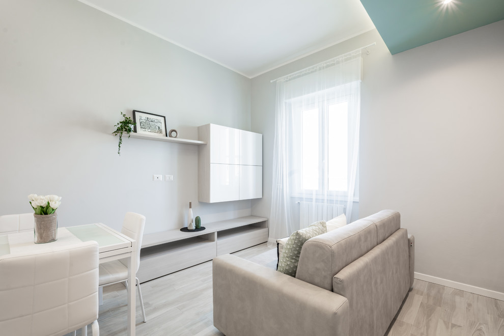 Idee per un piccolo soggiorno nordico con pareti grigie, pavimento in gres porcellanato e pavimento beige
