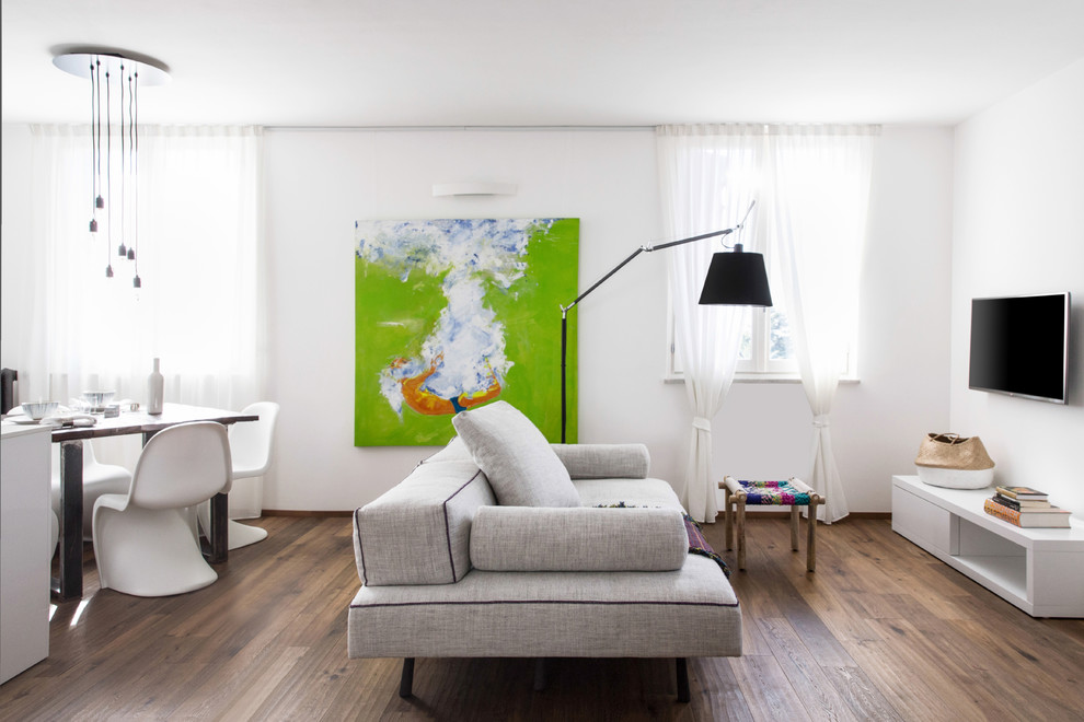 Mittelgroßes, Offenes Modernes Wohnzimmer mit beiger Wandfarbe, dunklem Holzboden und TV-Wand in Sonstige