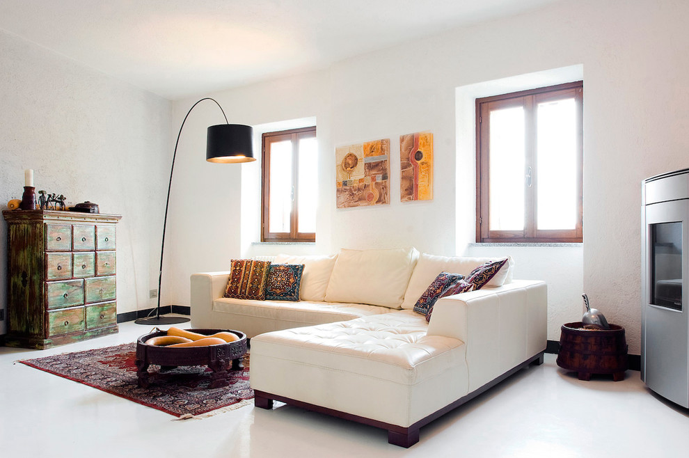 Идея дизайна: гостиная комната в средиземноморском стиле с белыми стенами и белым полом