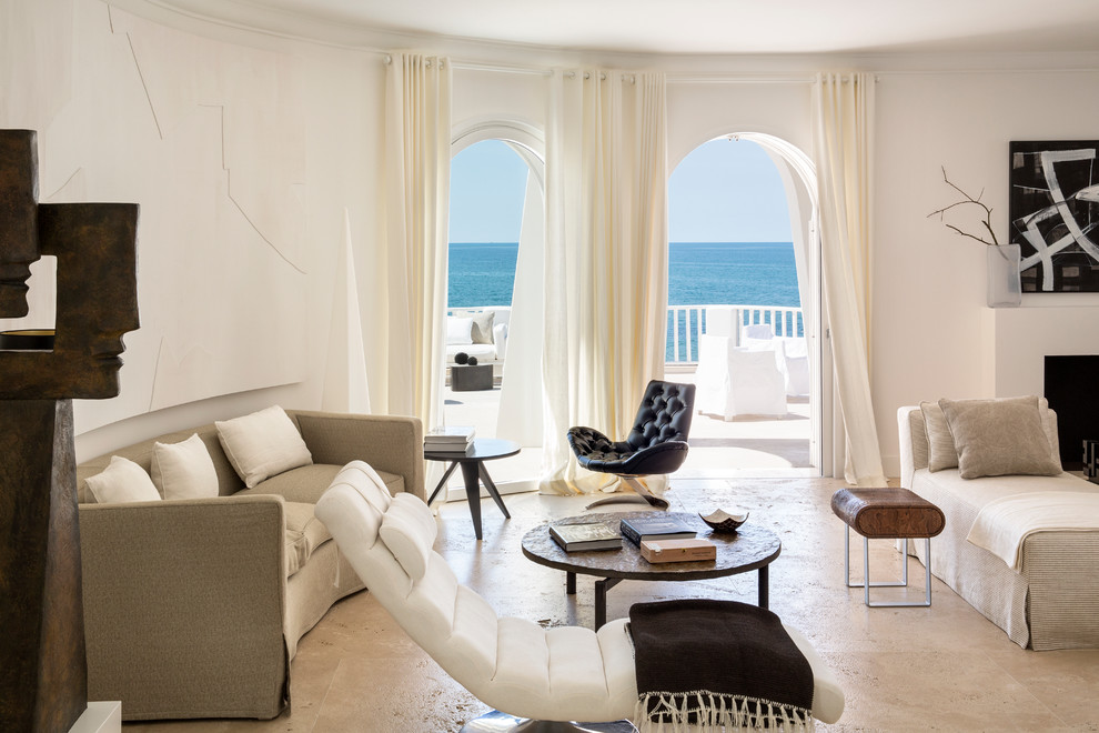 На фото: гостиная комната в средиземноморском стиле с белыми стенами с