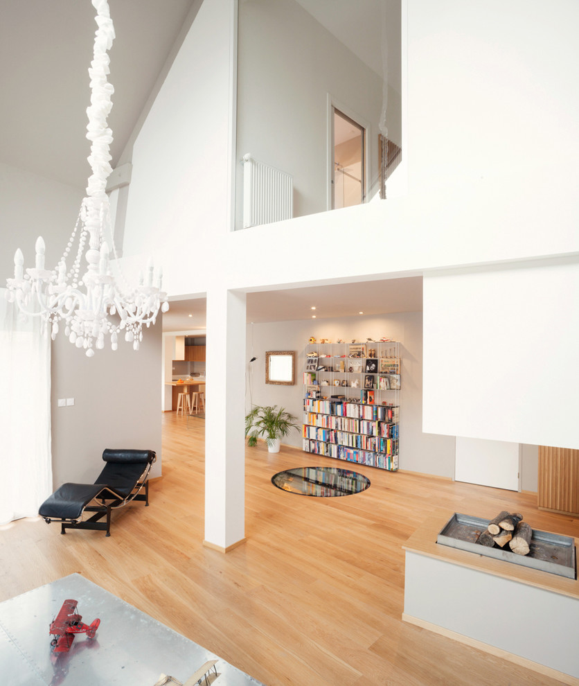 Ejemplo de sala de estar abierta escandinava extra grande con paredes blancas y suelo de madera clara