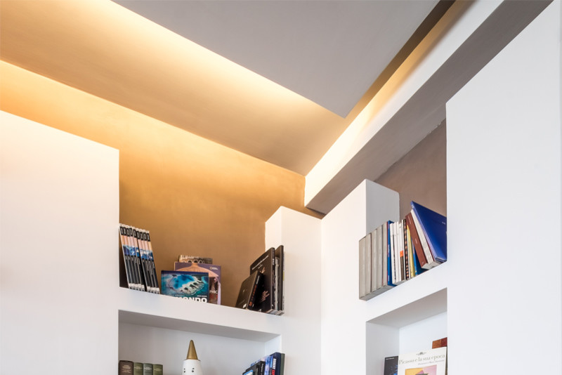 Mittelgroßes, Repräsentatives Modernes Wohnzimmer im Loft-Stil mit brauner Wandfarbe, dunklem Holzboden und braunem Boden in Rom