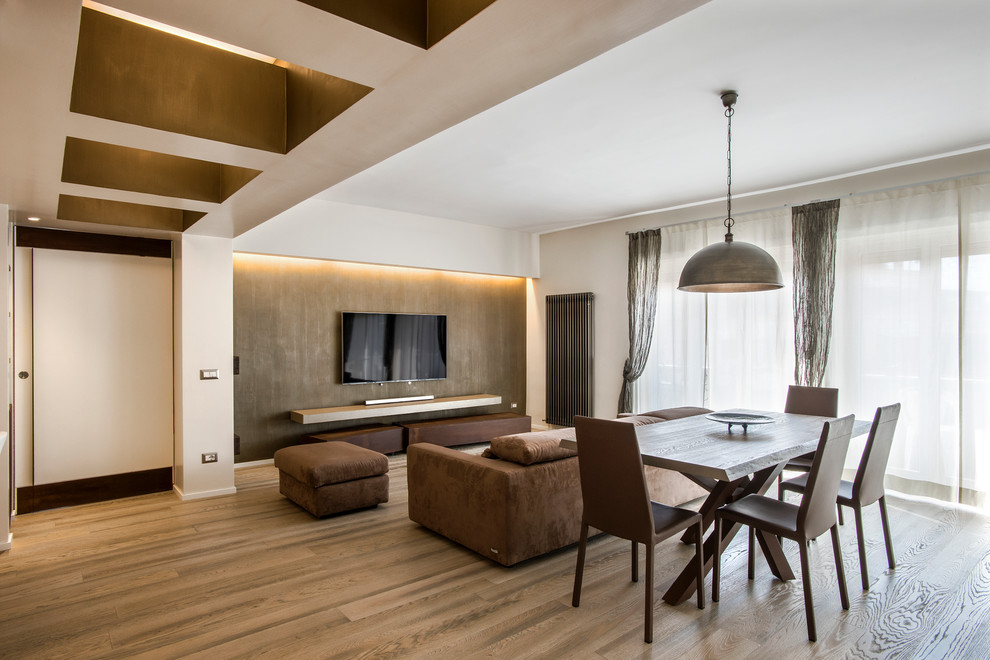 Esempio di un soggiorno minimal di medie dimensioni e aperto con pareti bianche, pavimento in legno verniciato e TV a parete