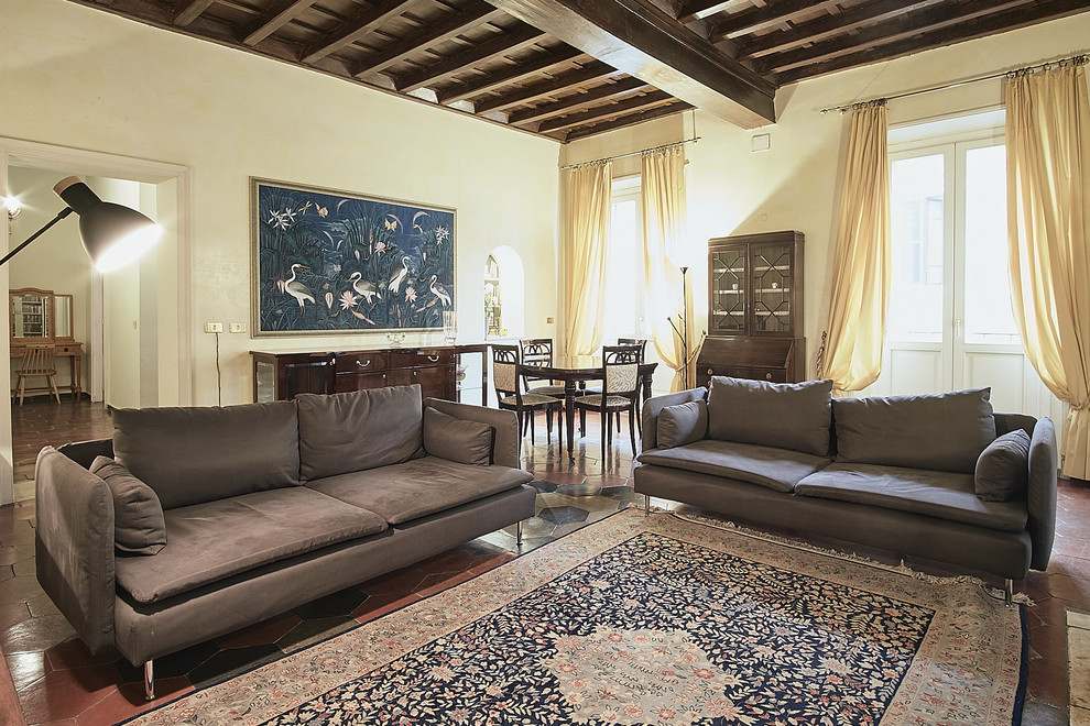 Immagine di un soggiorno classico aperto con pareti beige e pavimento in terracotta