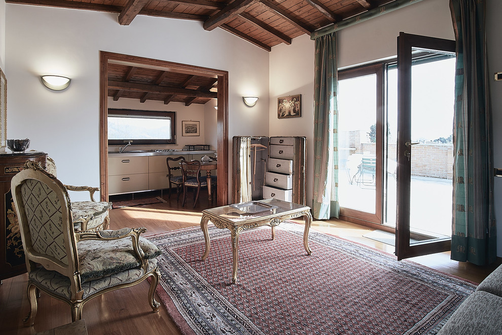 Mittelgroßes, Offenes Klassisches Wohnzimmer mit weißer Wandfarbe und dunklem Holzboden in Rom