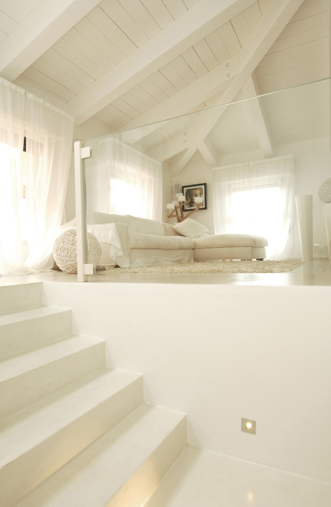 Maritimes Wohnzimmer mit weißer Wandfarbe, Betonboden und weißem Boden in Cagliari