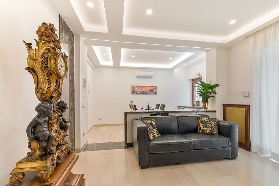 Mittelgroßes, Offenes Eklektisches Wohnzimmer ohne Kamin mit weißer Wandfarbe, Marmorboden und beigem Boden in Rom