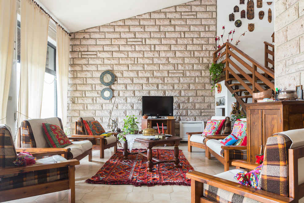Ispirazione per un soggiorno boho chic aperto con pareti bianche, pavimento con piastrelle in ceramica e TV autoportante
