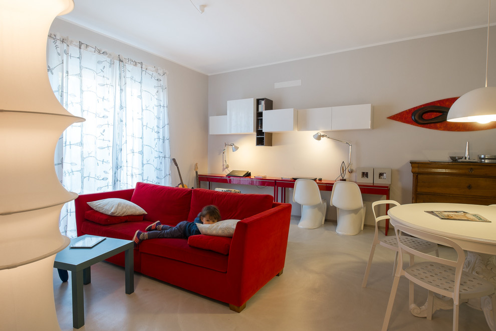 Свежая идея для дизайна: открытая гостиная комната в современном стиле с серыми стенами и бетонным полом - отличное фото интерьера