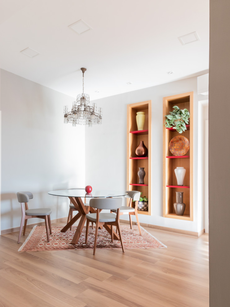 Imagen de comedor minimalista grande con paredes multicolor y suelo de baldosas de porcelana