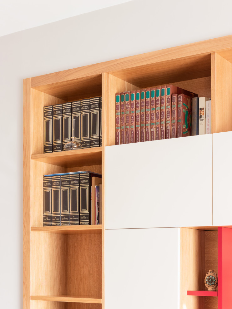 Idee per un grande soggiorno minimalista aperto con libreria, pareti multicolore, pavimento in gres porcellanato e TV a parete