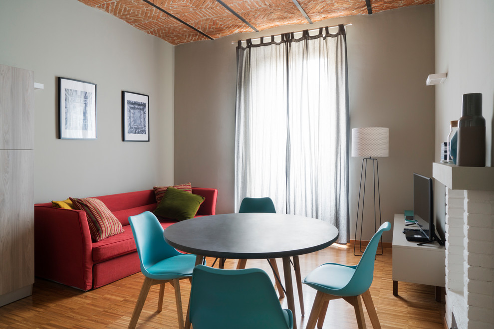 Idee per un soggiorno contemporaneo di medie dimensioni e aperto con pareti grigie, parquet chiaro e TV autoportante