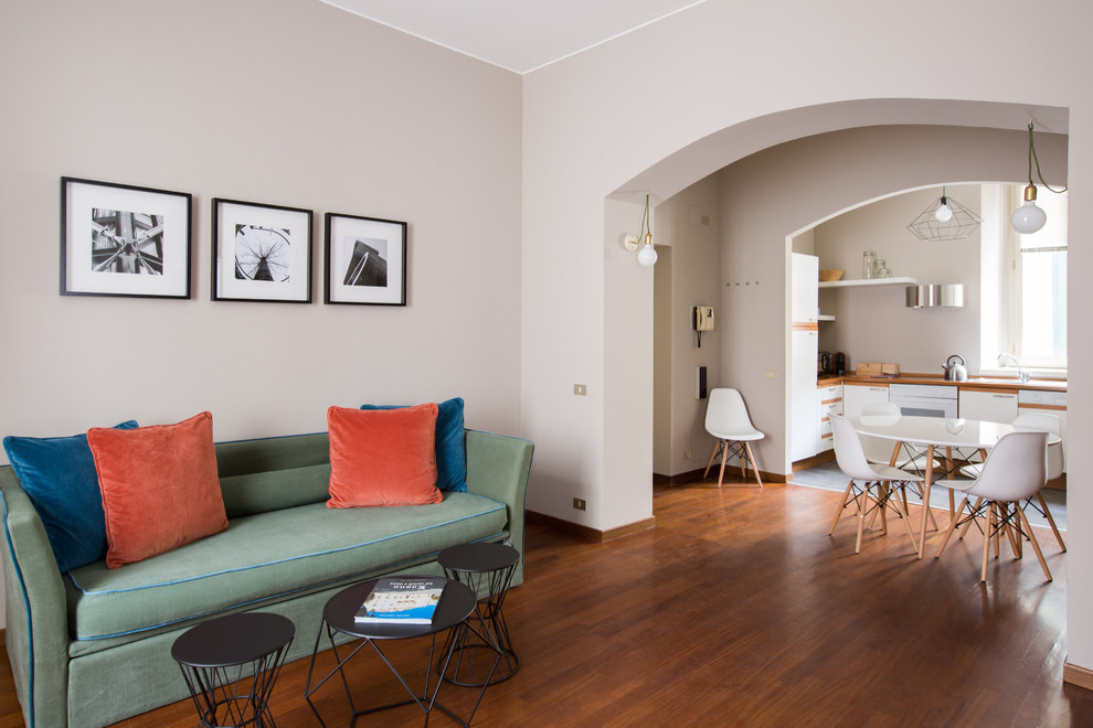 Ejemplo de salón abierto contemporáneo de tamaño medio con paredes beige y suelo de madera oscura