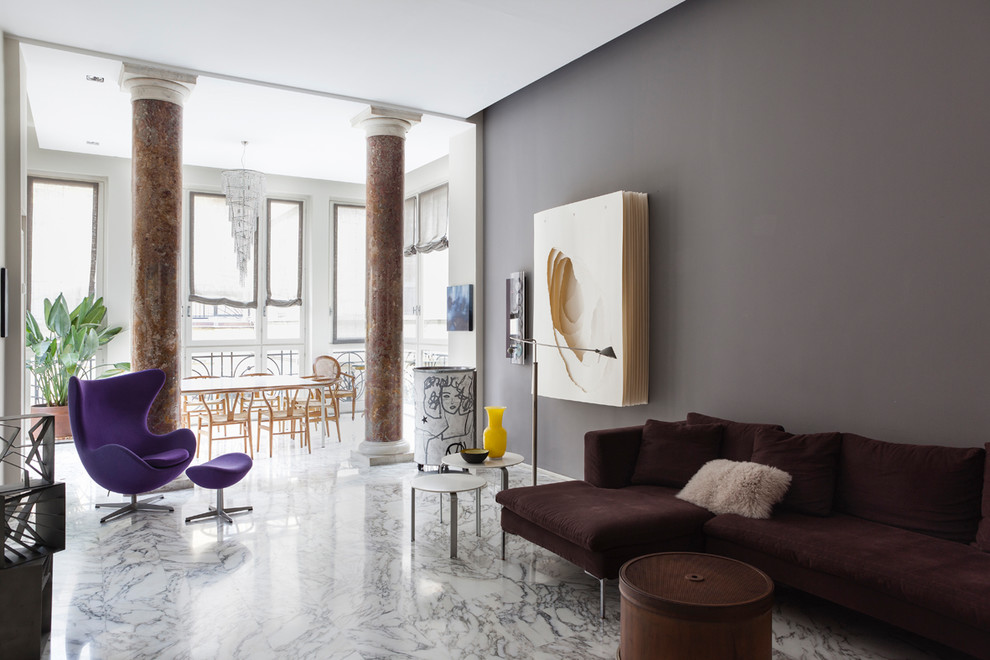 Aménagement d'une salle de séjour contemporaine avec un sol en marbre et un sol blanc.