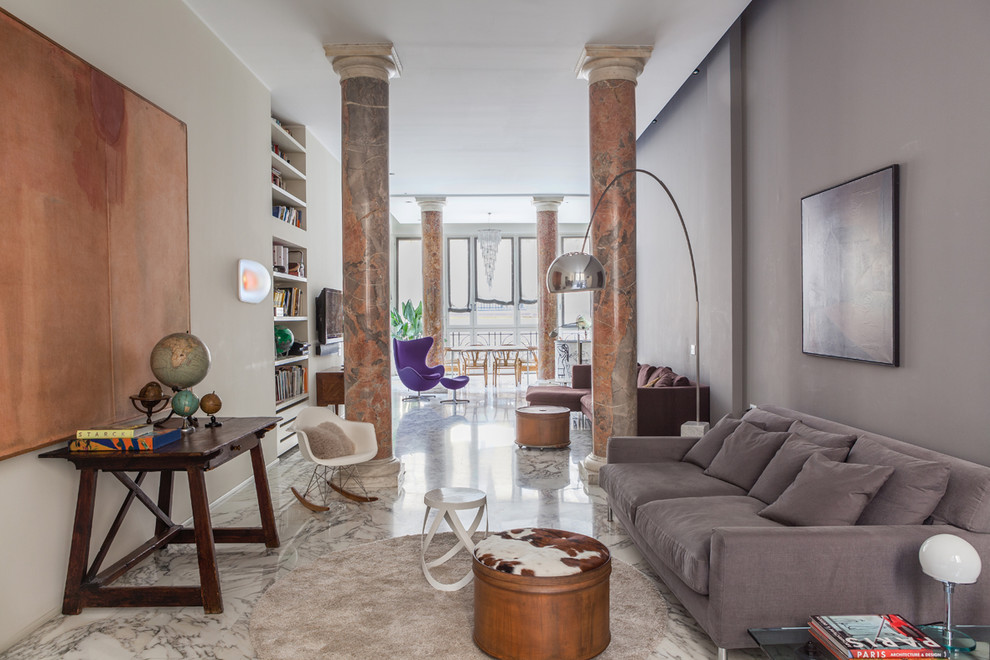 Стильный дизайн: гостиная комната в современном стиле с мраморным полом и белым полом - последний тренд