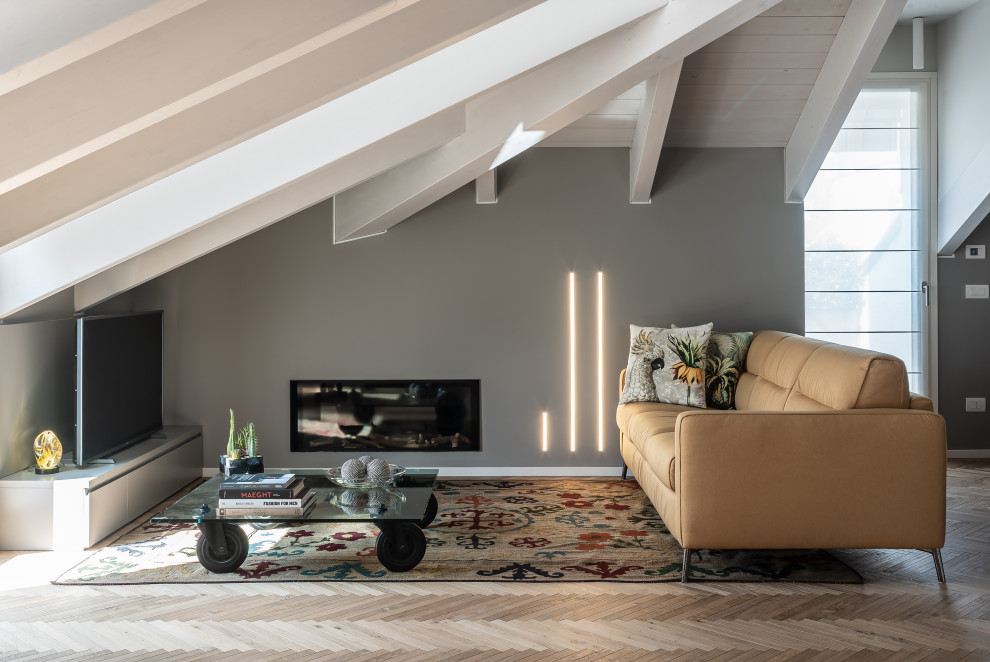 Minimalist living room photo in Milan