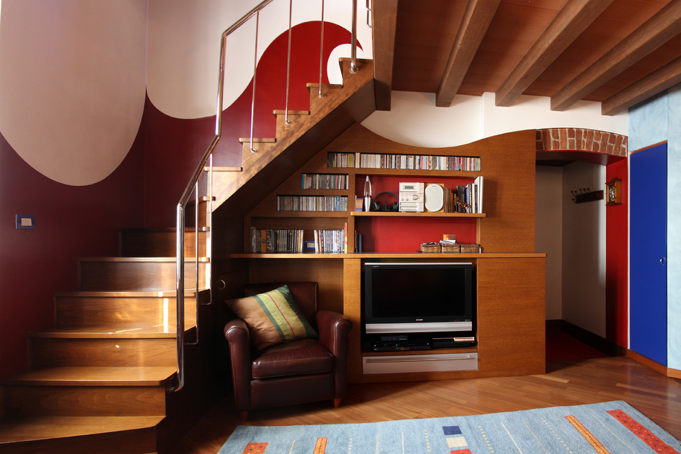 Foto di un soggiorno contemporaneo aperto con pareti multicolore, pavimento in legno massello medio e parete attrezzata