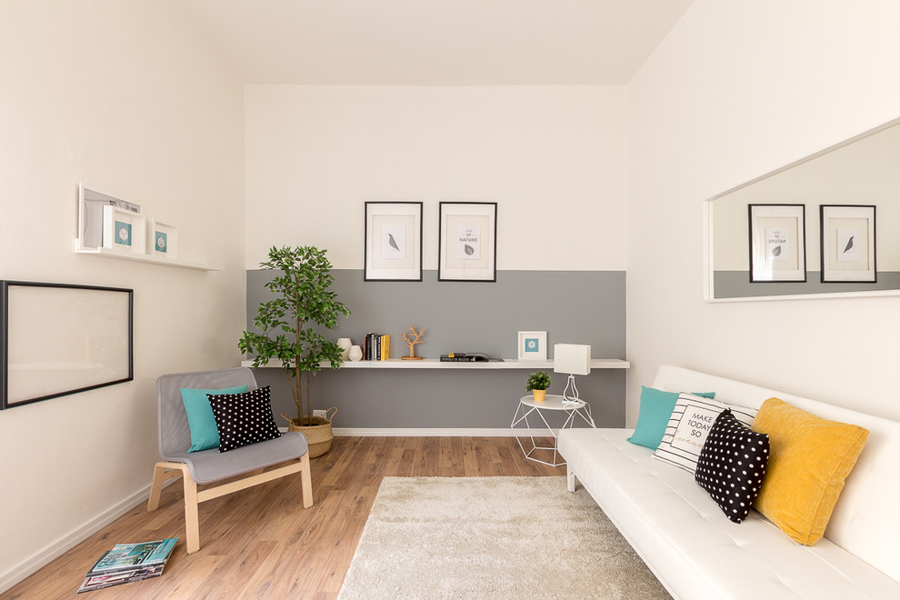 Idée de décoration pour une petite salle de séjour nordique avec un mur blanc, un sol en bois brun et un sol marron.